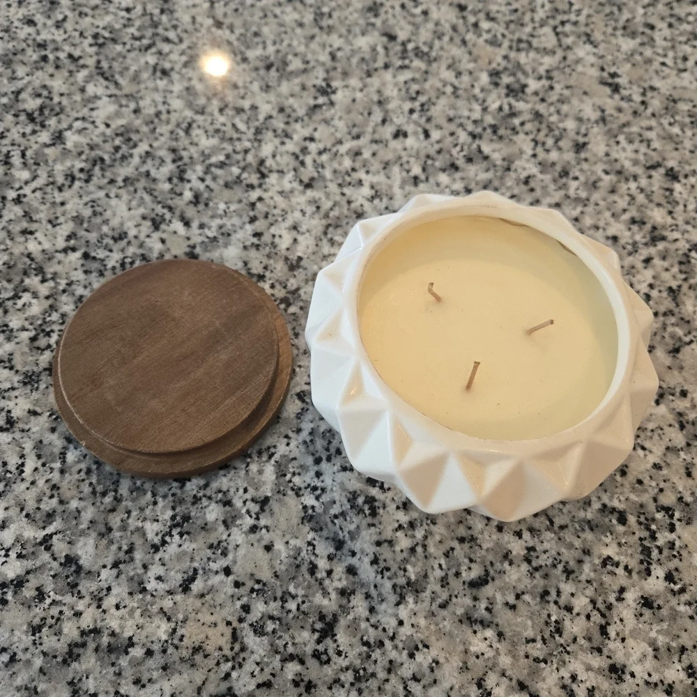 Geometric Cream Candle with Wooden Lid